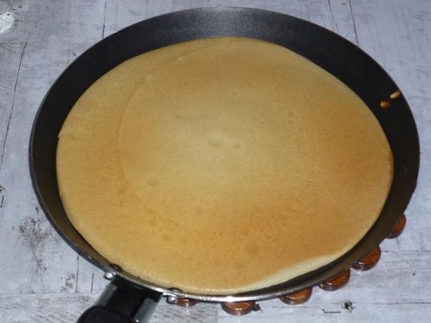 pancake pronto em uma frigideira