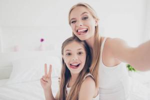 Como construir um relacionamento com sua filha adolescente: rigor fronteira e amizade